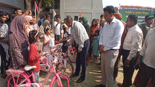 বাইসাইকেল বিতরণ করছেন জেলা প্রশাসক মোহাম্মদ সোলাইমান। ছবি: চাঁপািই জার্নাল